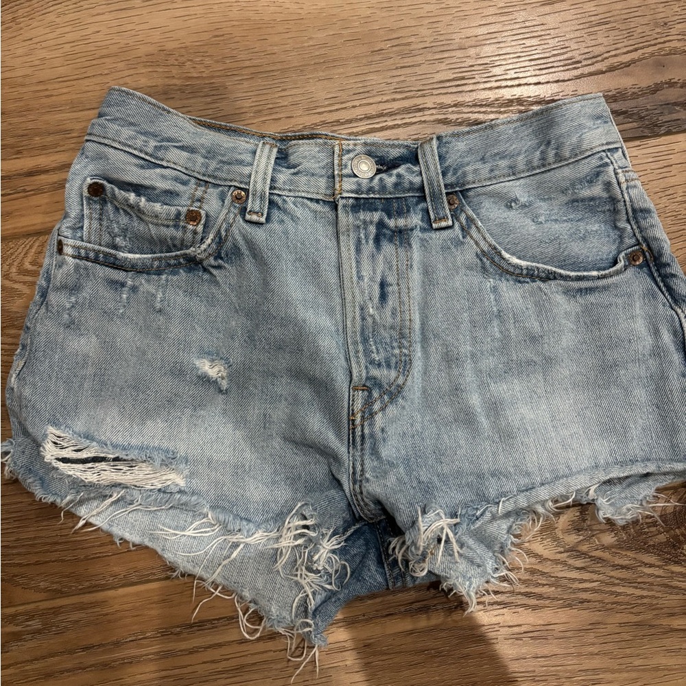 Light wash distressed levi premium shorts